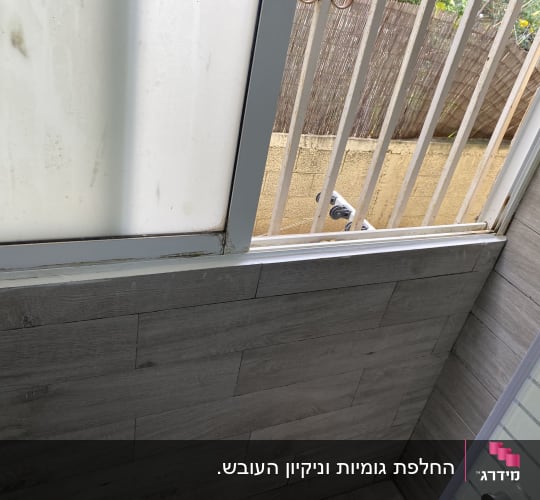 איטום בסיליקון לבן בחיבור בין חלון לקיר אריחים בחדר רחצה